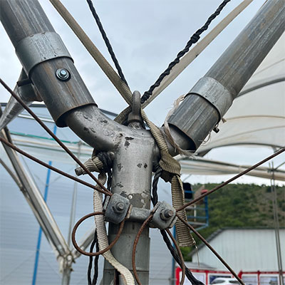 Y-shaped bracket 
between two greenhouses